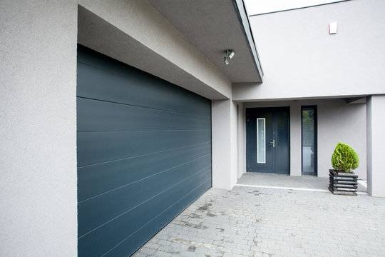 portes de garage sectionnelles, élégantes et sécurisantes pour un confort renforcé à Marseille