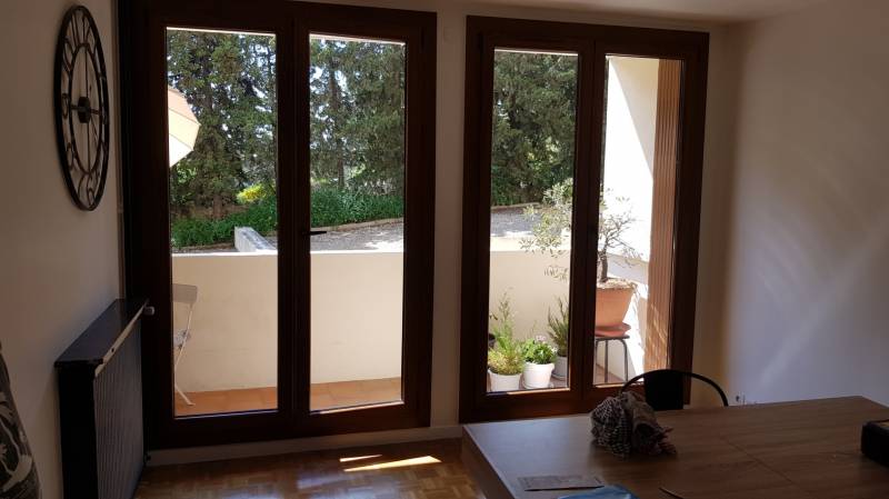 Installation en rénovation de fenetres pvc imitation bois à Marseille dans le 12ème