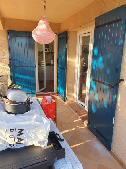 La Gavotte, Villa volets bleu canard en aluminium.